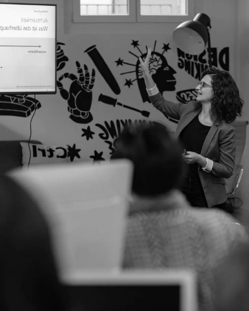 frau am praesentieren vntr