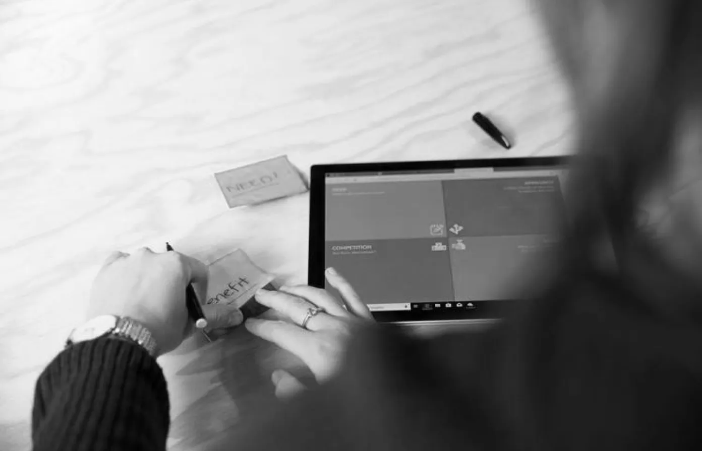 frau an computer vntr